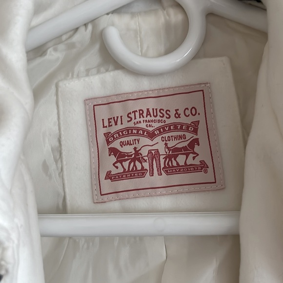 Levi's White Jacket with Cropped Length and Classic Collar - Picture 4 of 11